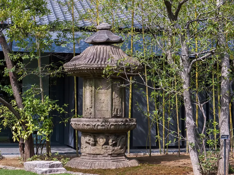Đèn đá trong vườn