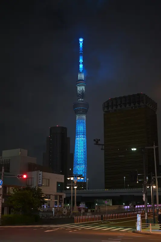 Skytree về đêm nhìn từ đầu cầu Azuma phía Asakusa