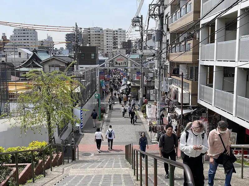 Phố Yanaka Ginza nhìn từ bậc thang Yuyake Dandan