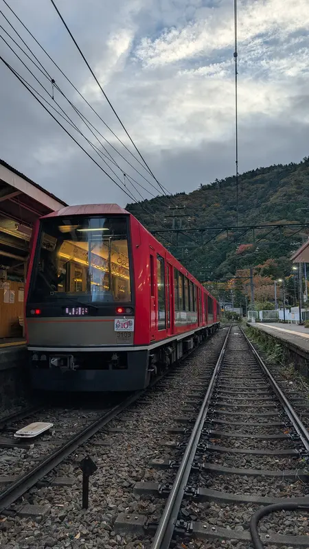 Tàu núi Hakone Tozan màu đỏ (tháng 11/2025)