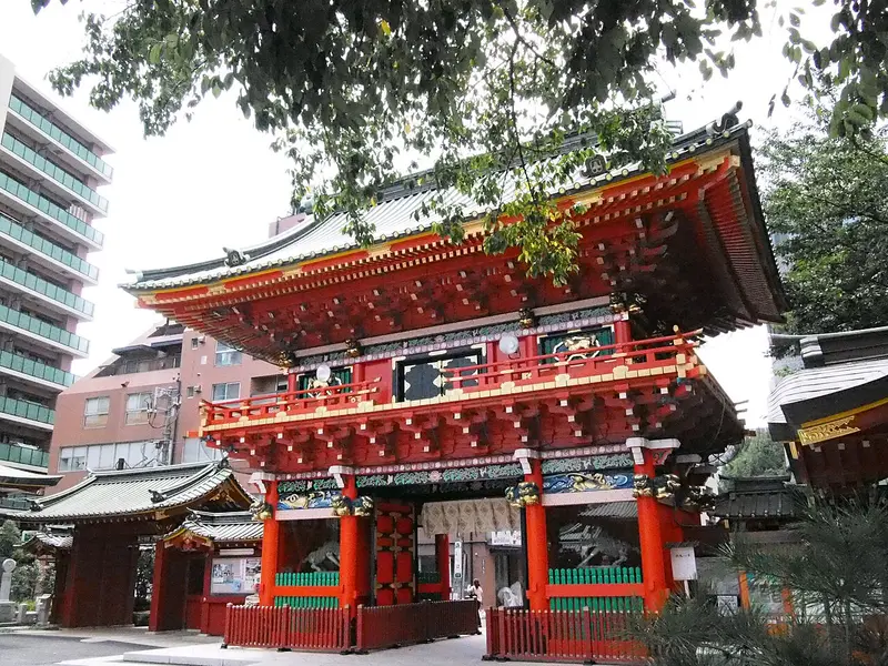 Cổng Zuishinmon sơn đỏ của đền Kanda Myojin