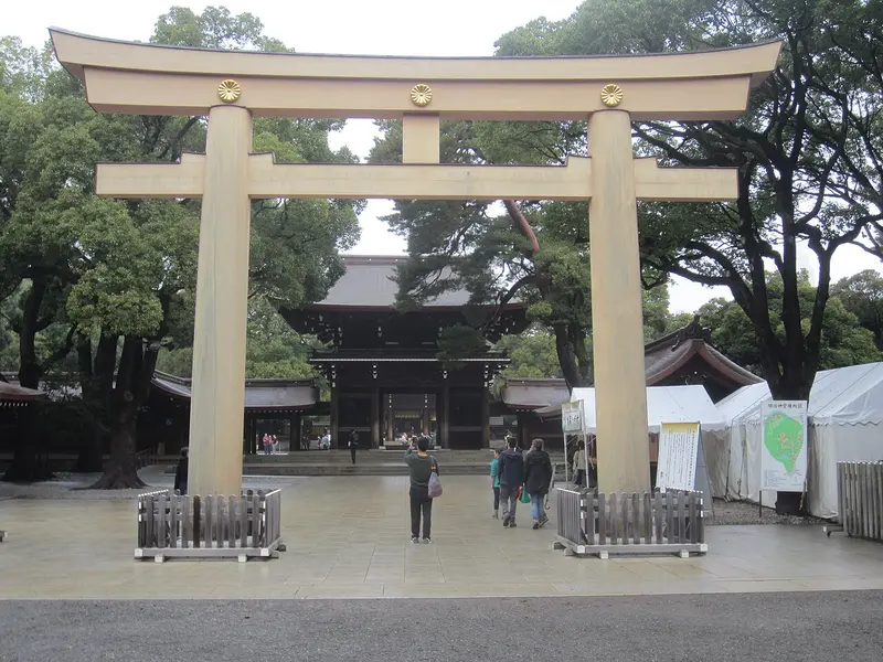 Cổng torii dẫn tới điện chính (11/2019)